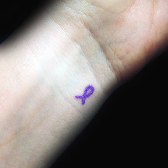 Schleife tattoo gegen den Krebs 95
